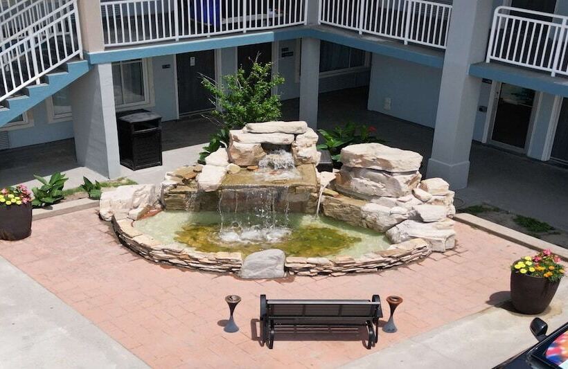 هتل Best Western Plus Holiday Sands Inn & Suites