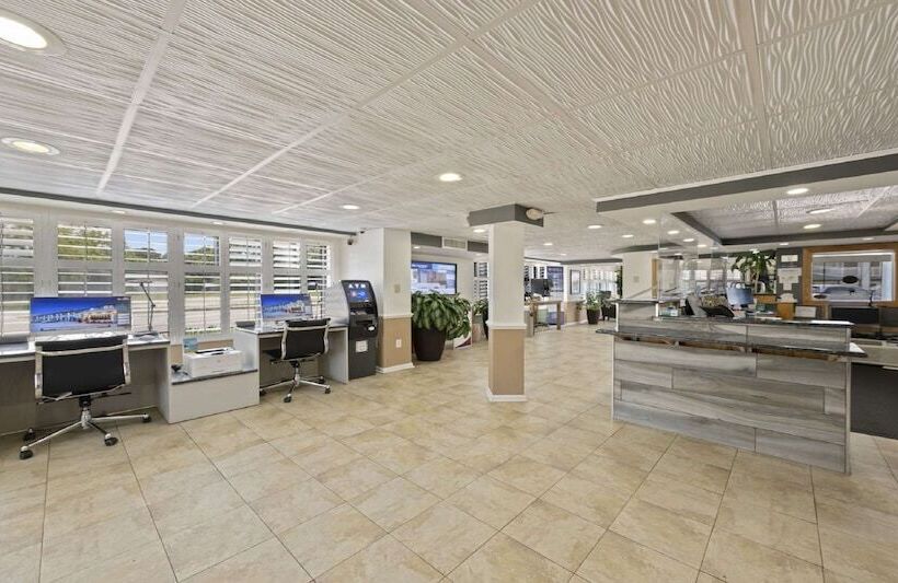 هتل Best Western Plus Holiday Sands Inn & Suites