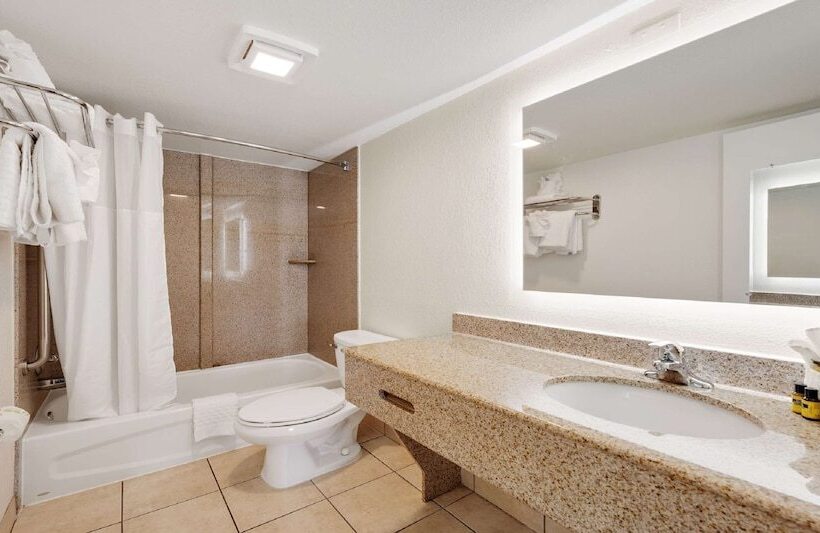 هتل Best Western Plus Holiday Sands Inn & Suites