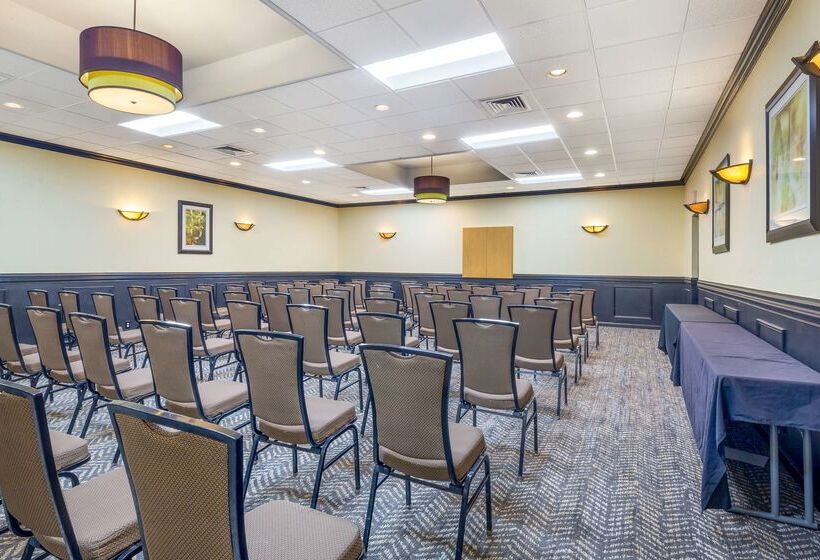 בית מלון כפרי Clarion Inn