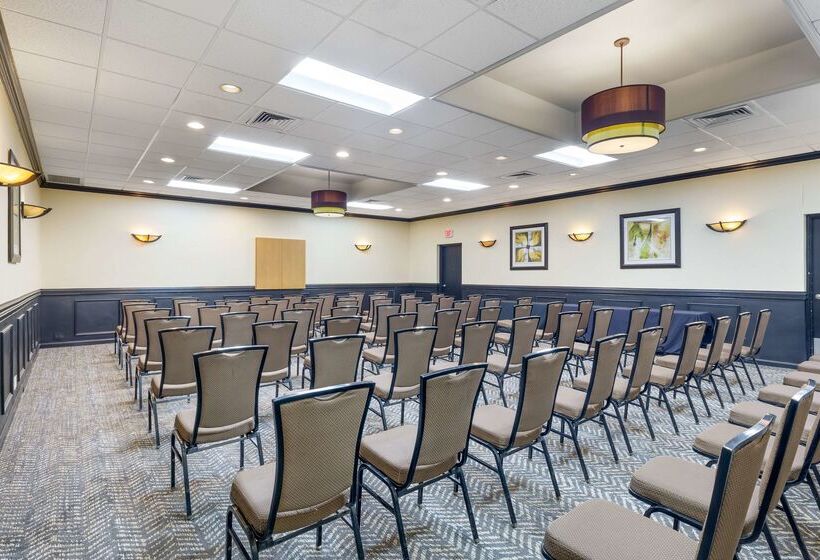 בית מלון כפרי Clarion Inn