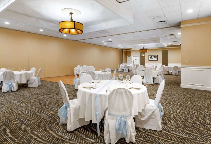 בית מלון כפרי Clarion Inn