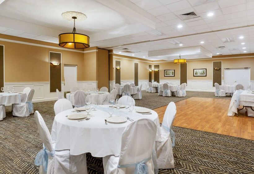 בית מלון כפרי Clarion Inn