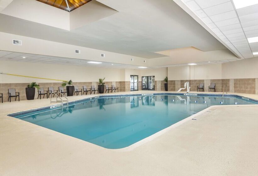 בית מלון כפרי Clarion Inn