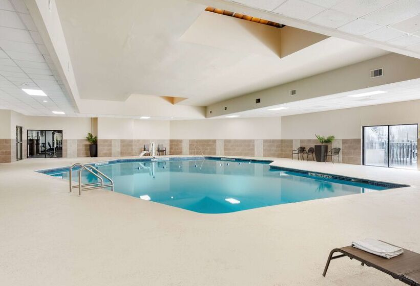 בית מלון כפרי Clarion Inn