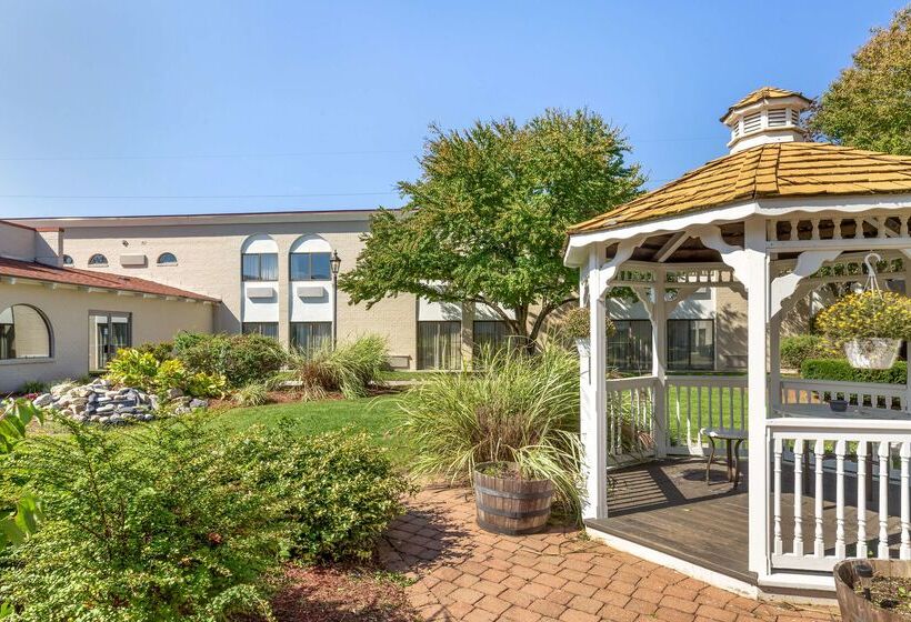 בית מלון כפרי Clarion Inn