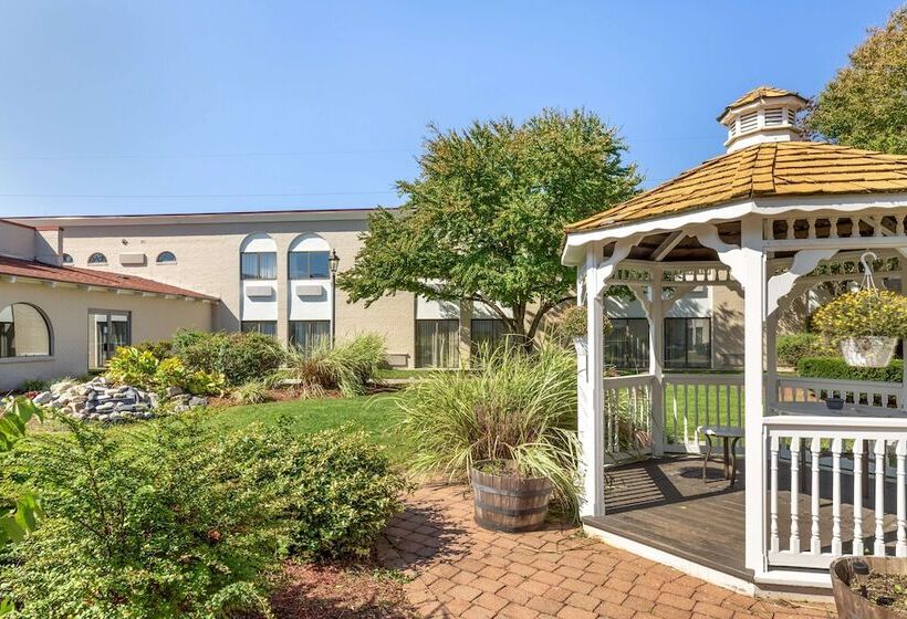 בית מלון כפרי Clarion Inn