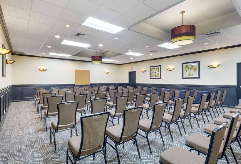 בית מלון כפרי Clarion Inn