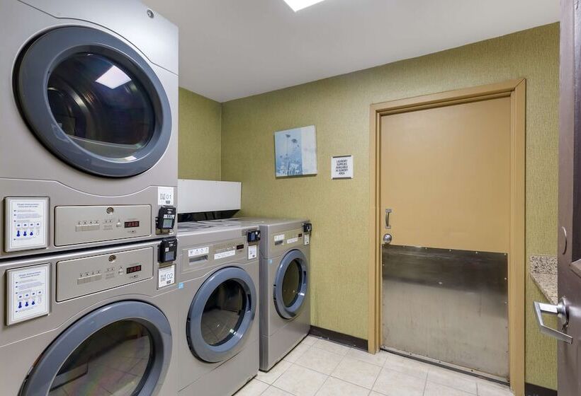 בית מלון כפרי Clarion Inn