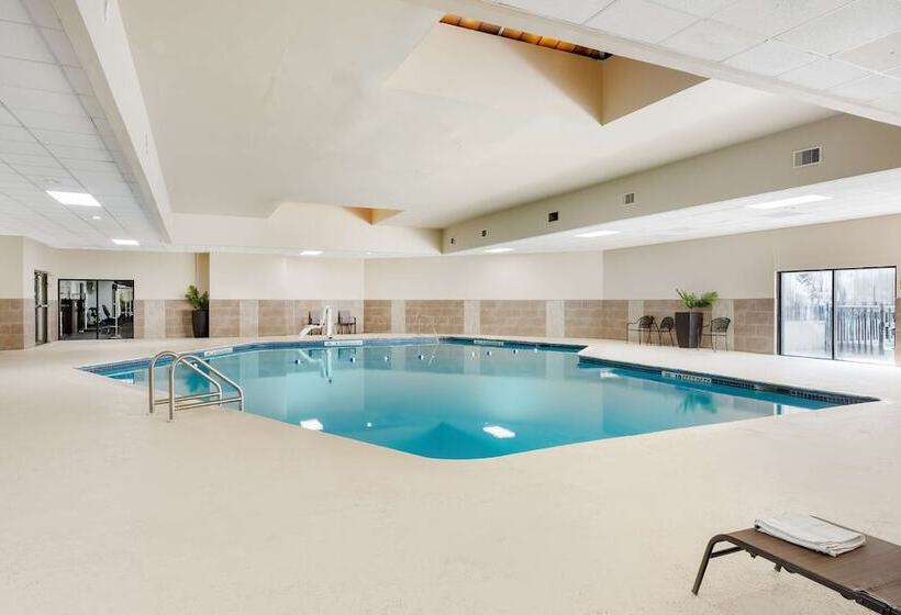 בית מלון כפרי Clarion Inn