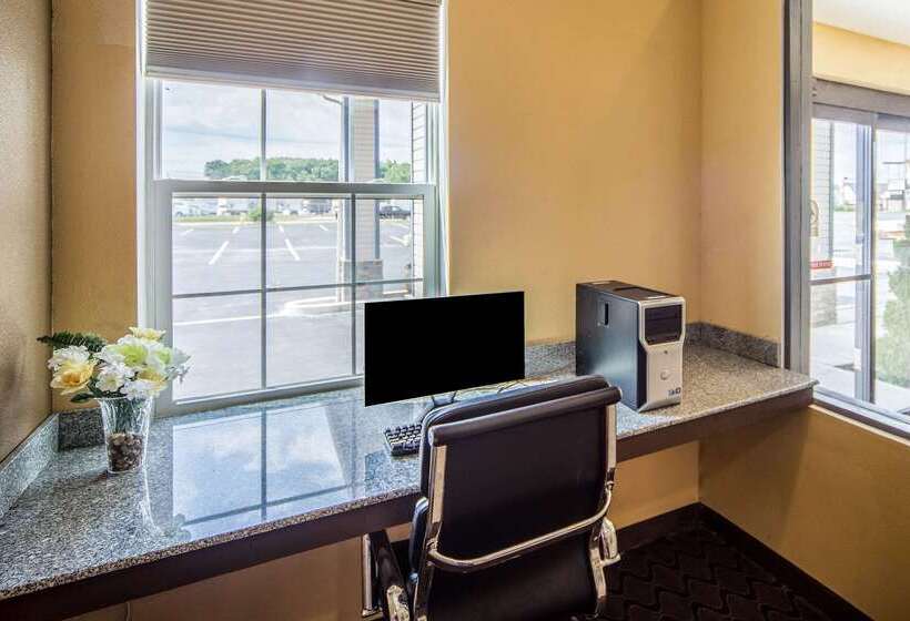 هتل Clarion Inn Fort Wayne