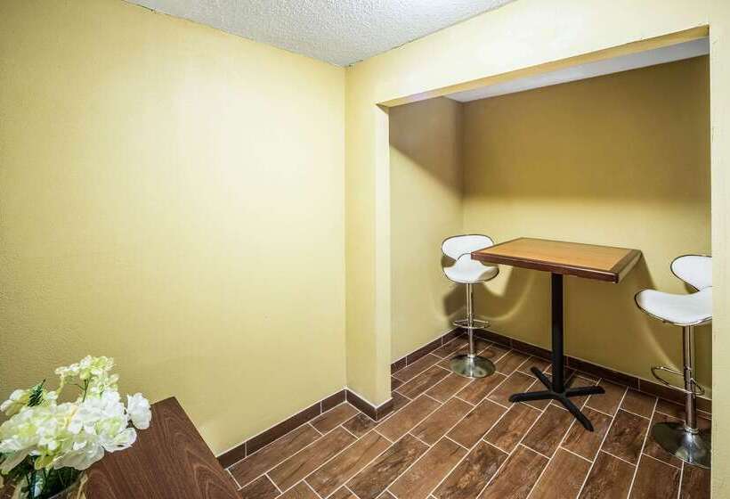 هتل Clarion Inn Fort Wayne