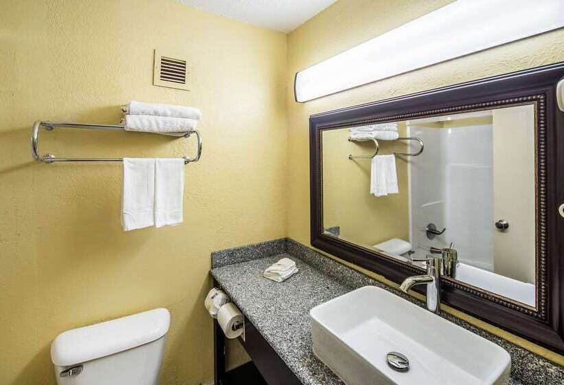 هتل Clarion Inn Fort Wayne