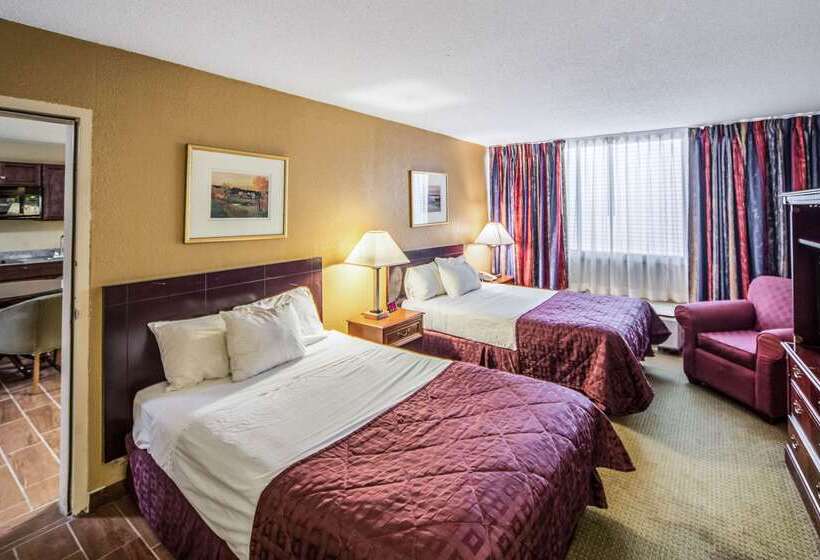 هتل Clarion Inn Fort Wayne