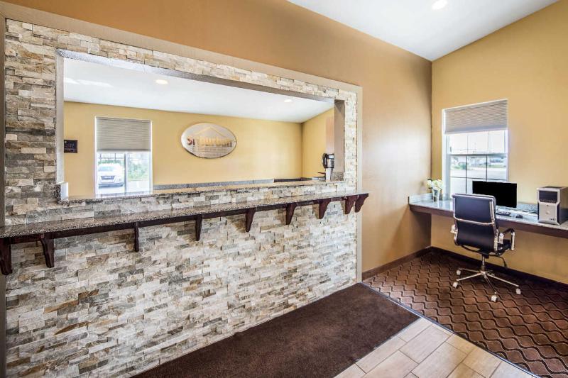 هتل Clarion Inn Fort Wayne