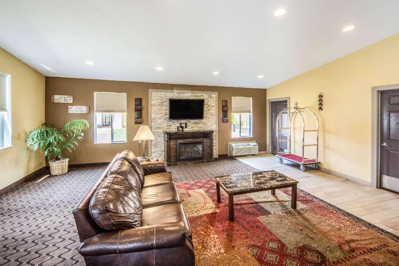 هتل Clarion Inn Fort Wayne