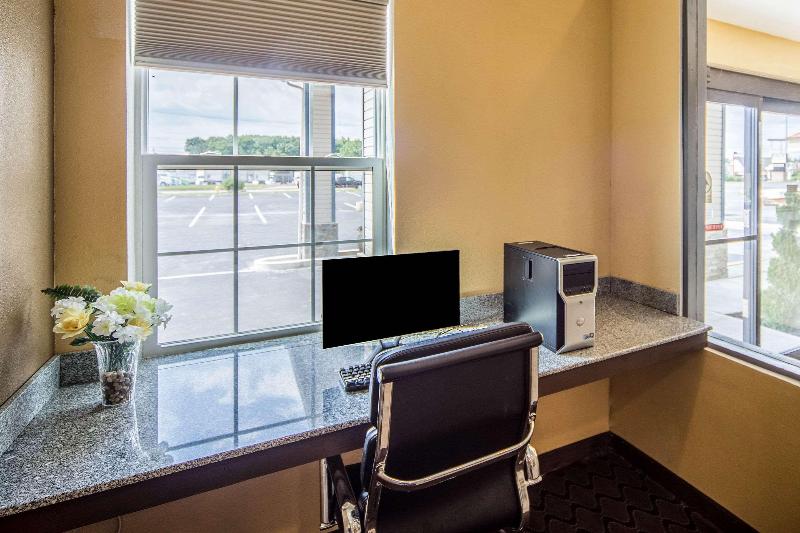 هتل Clarion Inn Fort Wayne