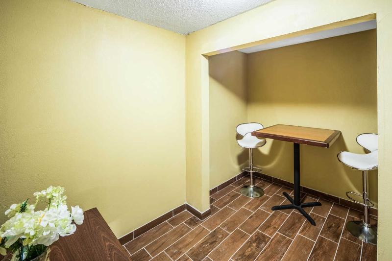 هتل Clarion Inn Fort Wayne