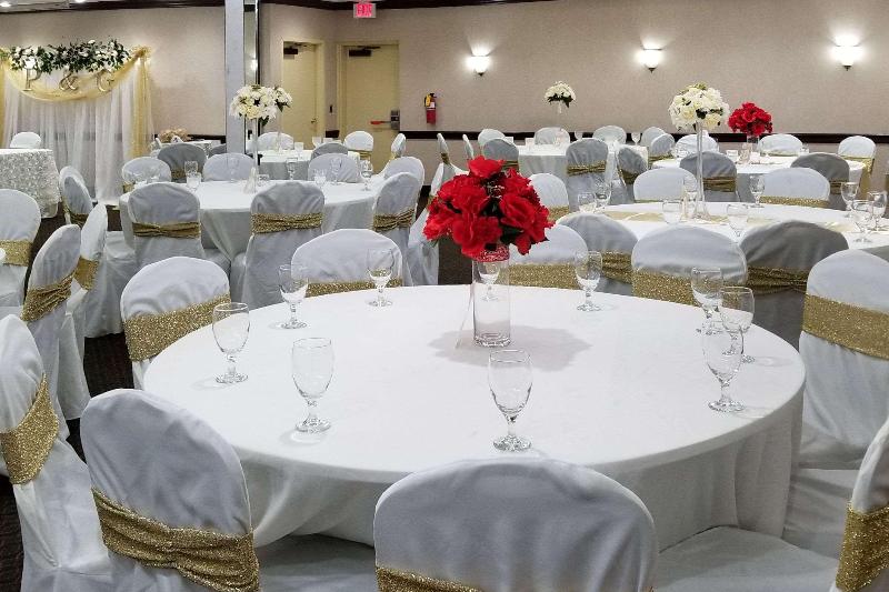 酒店 Clarion Inn & Suites