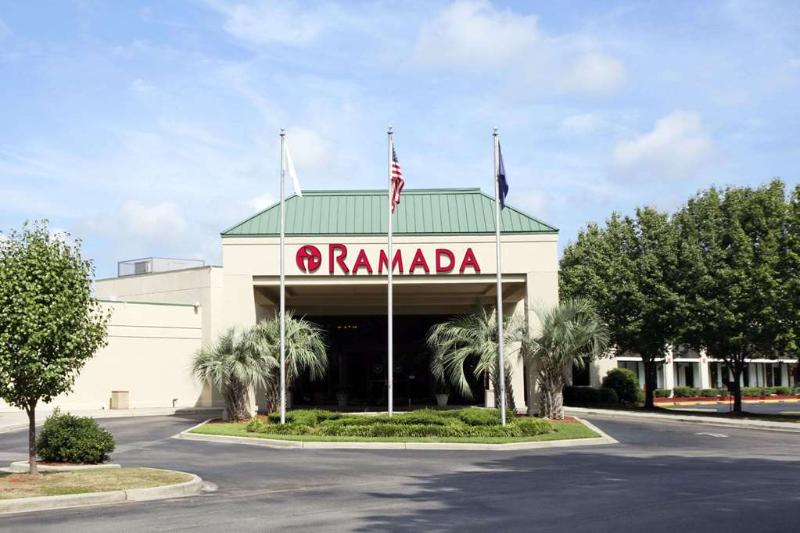 酒店 Clarion Inn & Suites