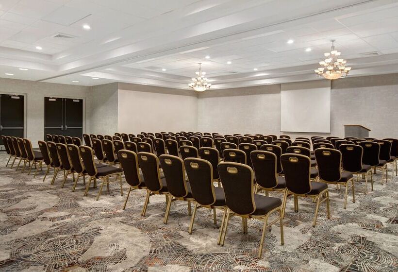 Отель Crowne Plaza Auburn Hills, An Ihg