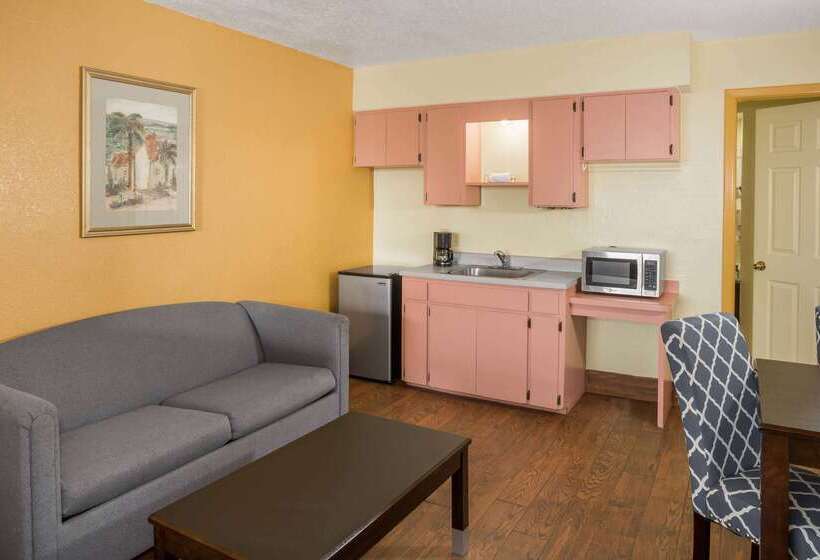 فندق Days Inn & Suites By Wyndham Port Richey