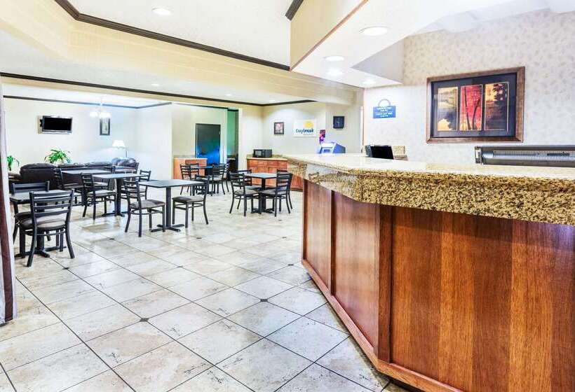 Отель Days Inn & Suites By Wyndham Vancouver