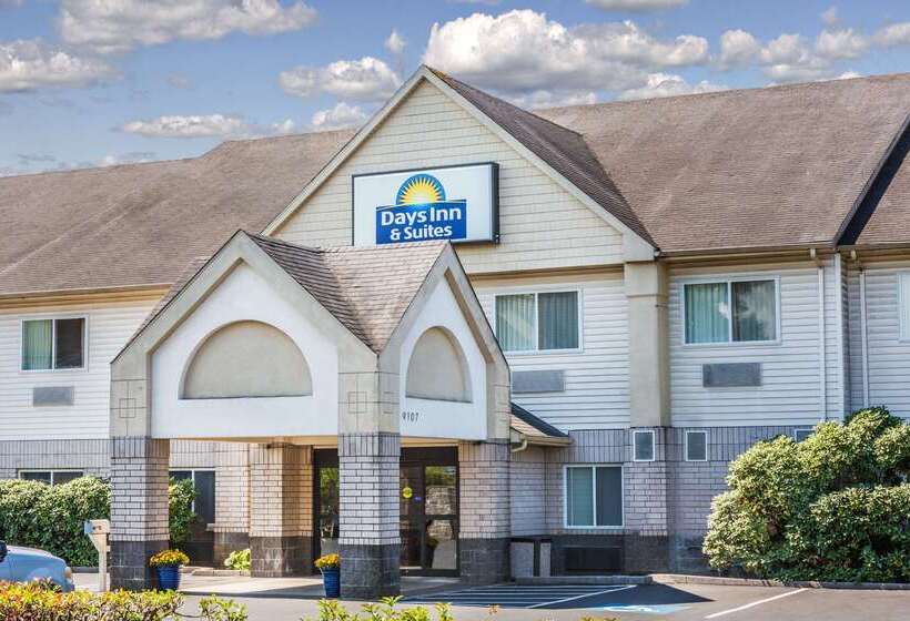 Отель Days Inn & Suites By Wyndham Vancouver