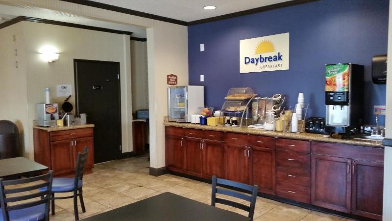Отель Days Inn & Suites By Wyndham Vancouver