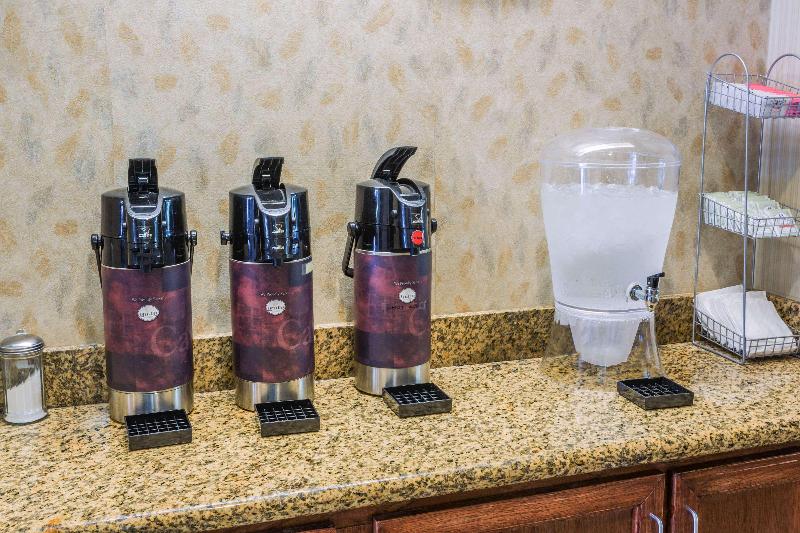 Отель Days Inn & Suites By Wyndham Vancouver