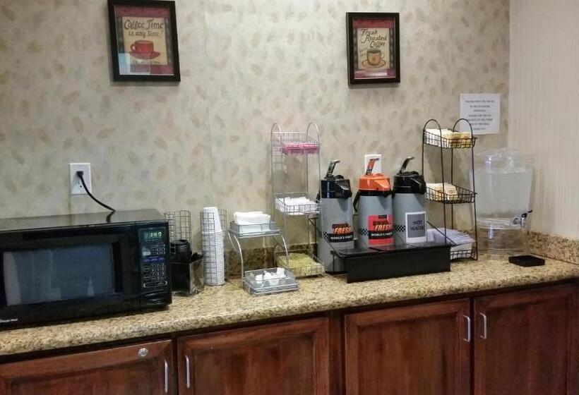 Отель Days Inn & Suites By Wyndham Vancouver