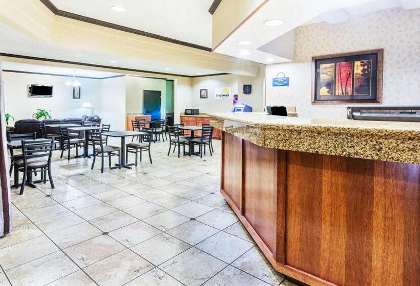 Отель Days Inn & Suites By Wyndham Vancouver