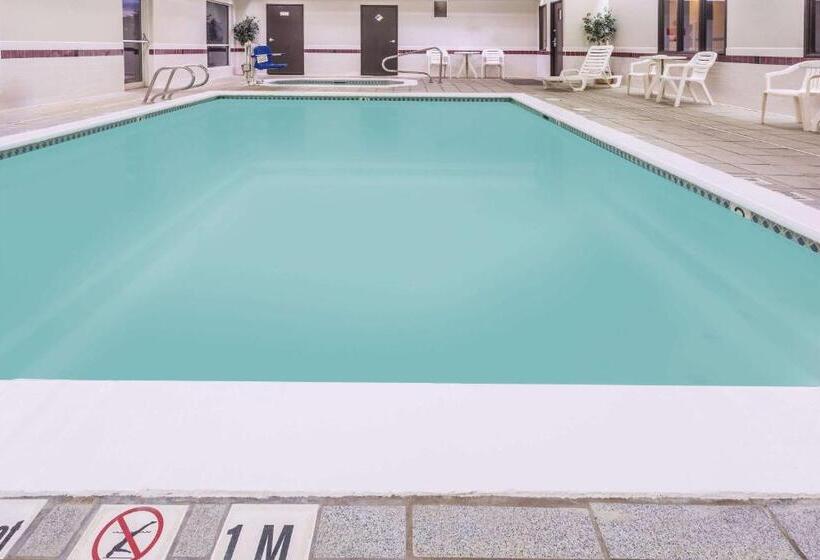 Отель Days Inn & Suites By Wyndham Vancouver