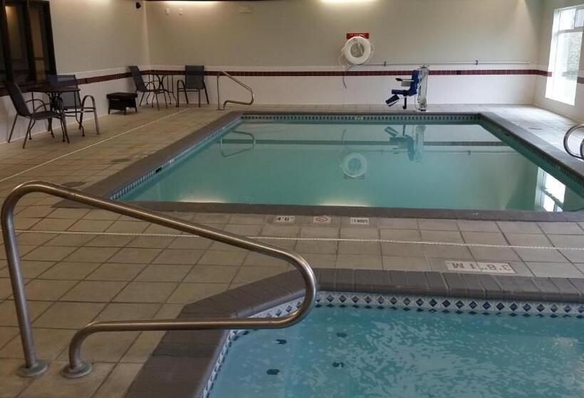 Отель Days Inn & Suites By Wyndham Vancouver