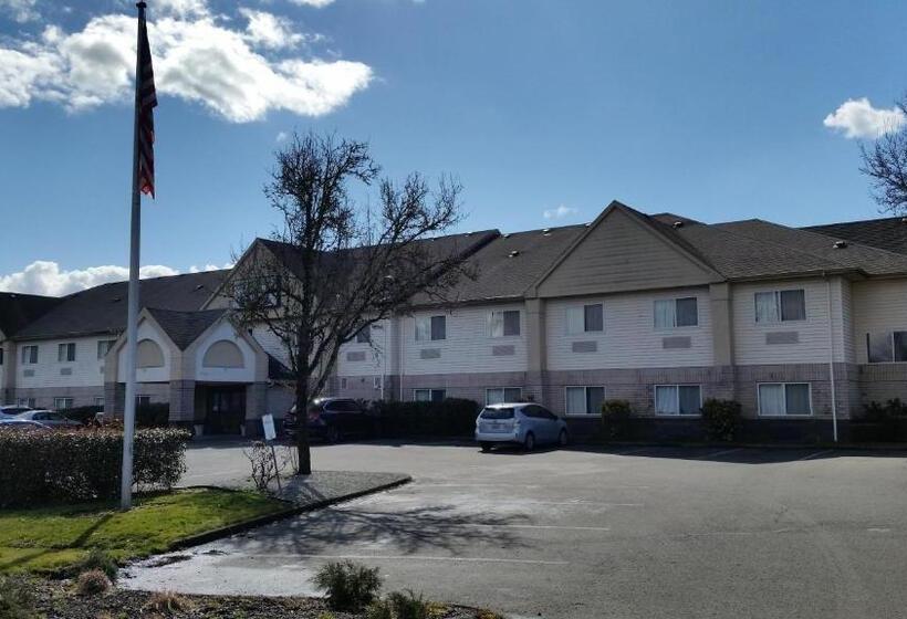 Отель Days Inn & Suites By Wyndham Vancouver