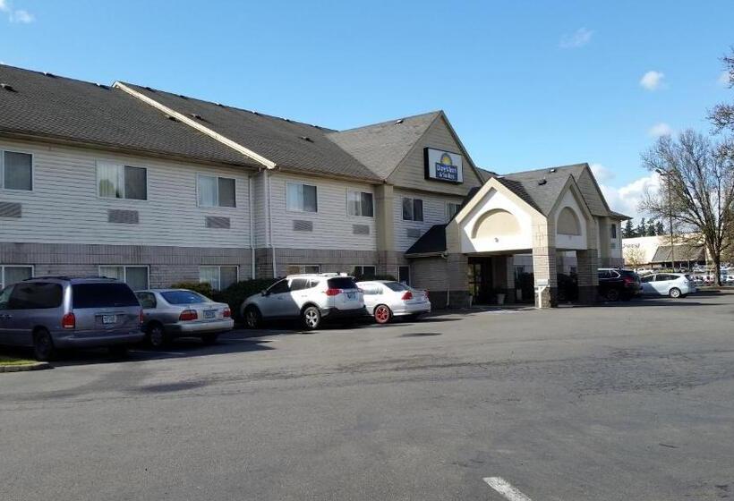 Отель Days Inn & Suites By Wyndham Vancouver