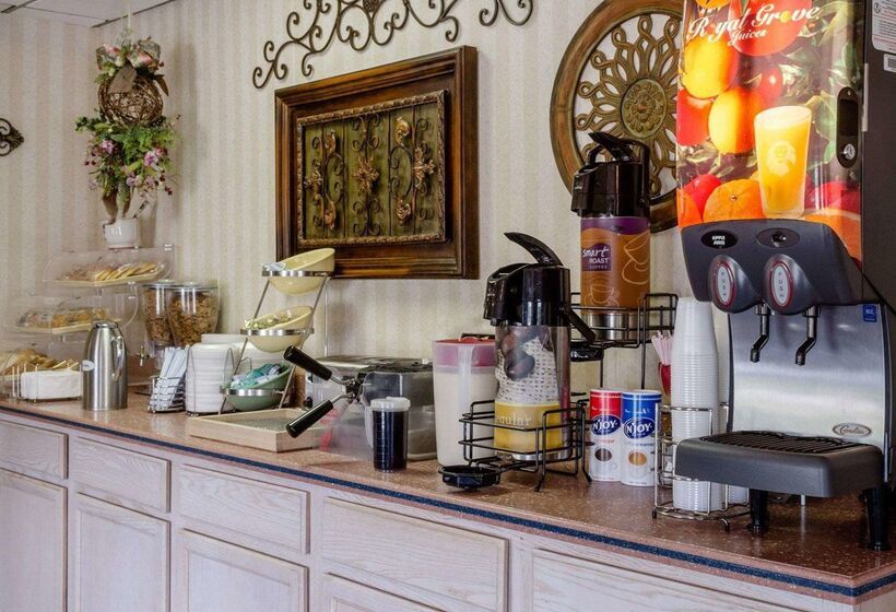 هتل Econo Lodge Inn & Suites