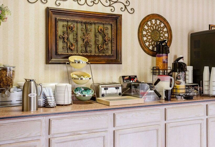 هتل Econo Lodge Inn & Suites