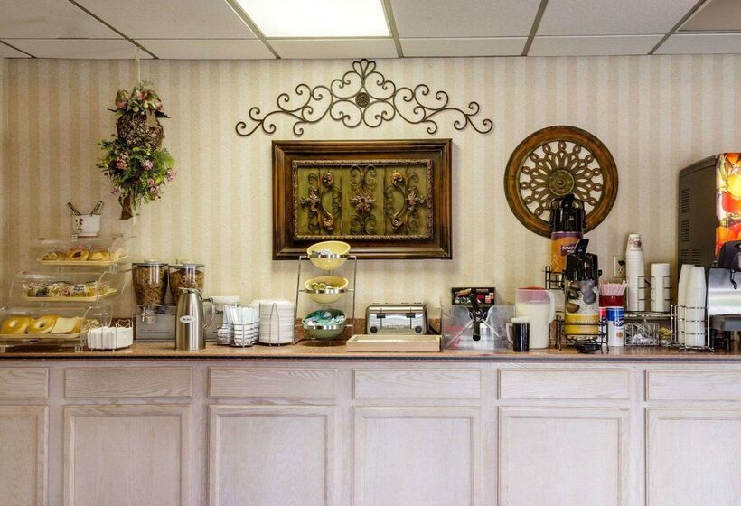 هتل Econo Lodge Inn & Suites