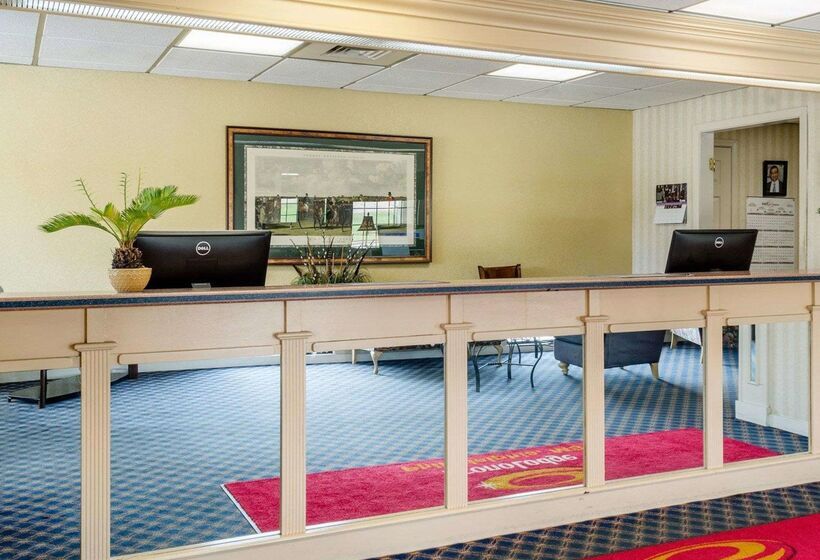 هتل Econo Lodge Inn & Suites