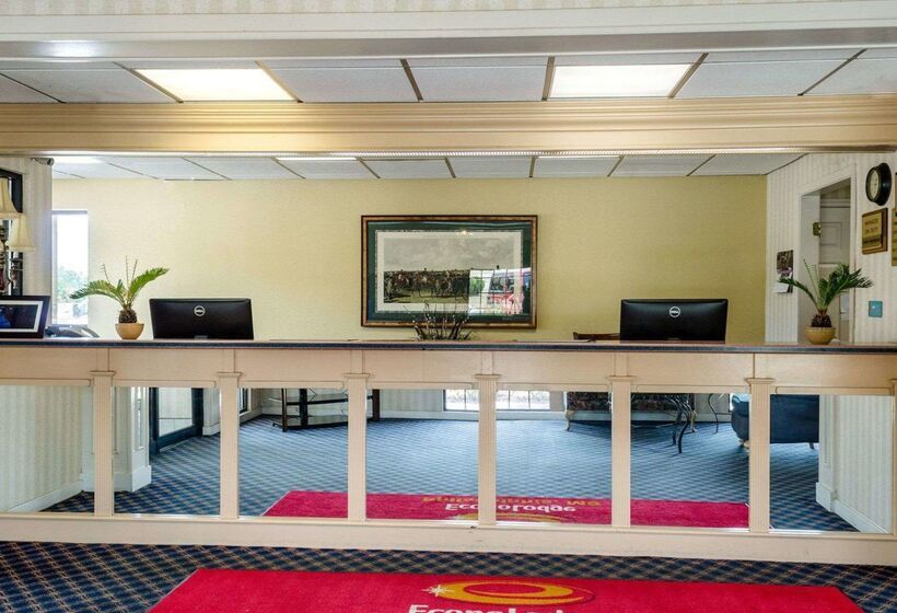 هتل Econo Lodge Inn & Suites
