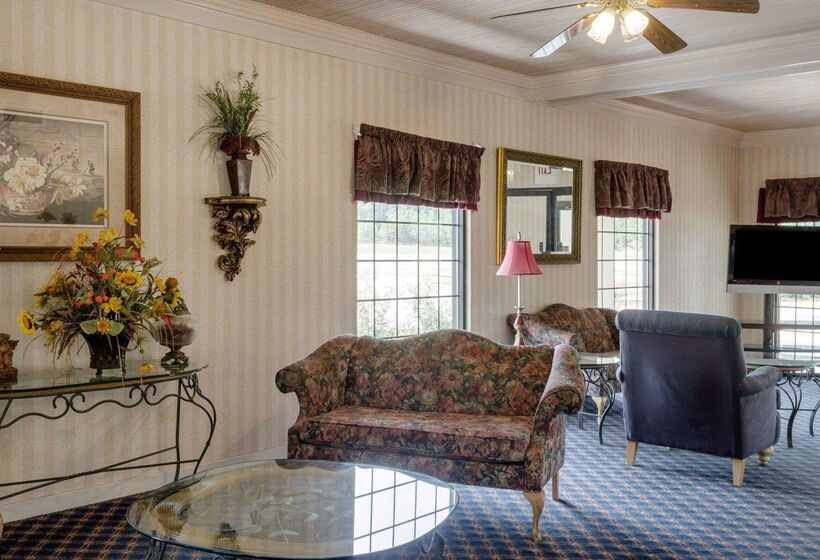 هتل Econo Lodge Inn & Suites