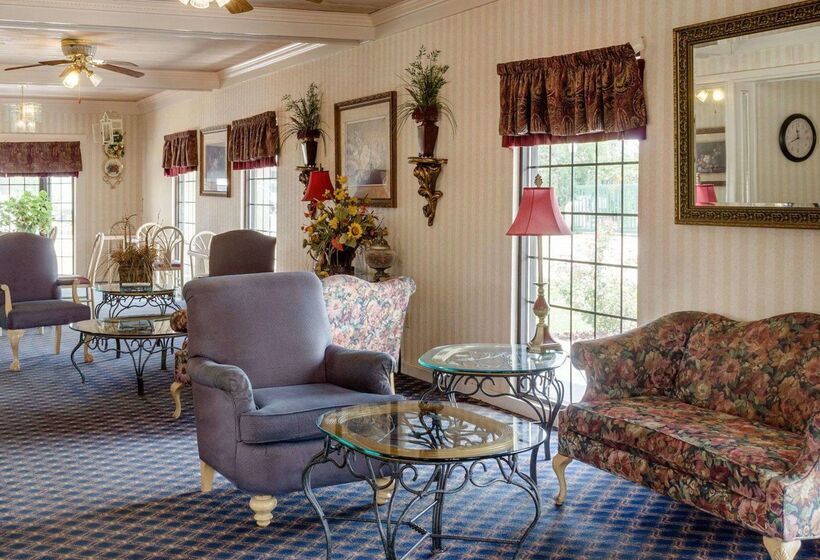 هتل Econo Lodge Inn & Suites