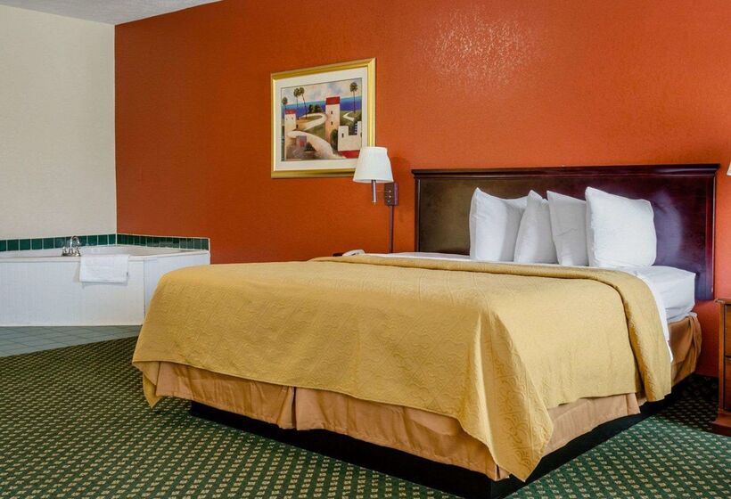 هتل Econo Lodge Inn & Suites
