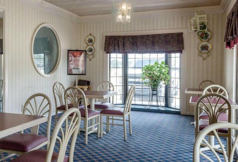 هتل Econo Lodge Inn & Suites