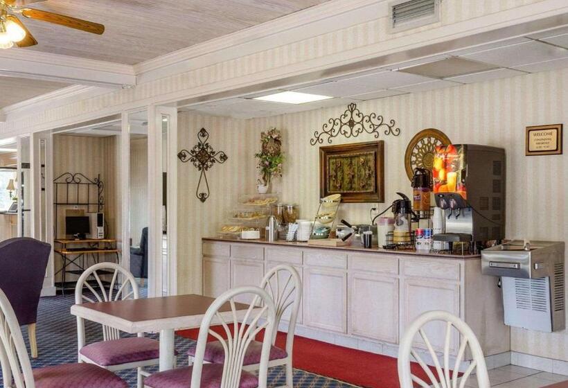 هتل Econo Lodge Inn & Suites