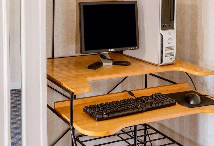 هتل Econo Lodge Inn & Suites