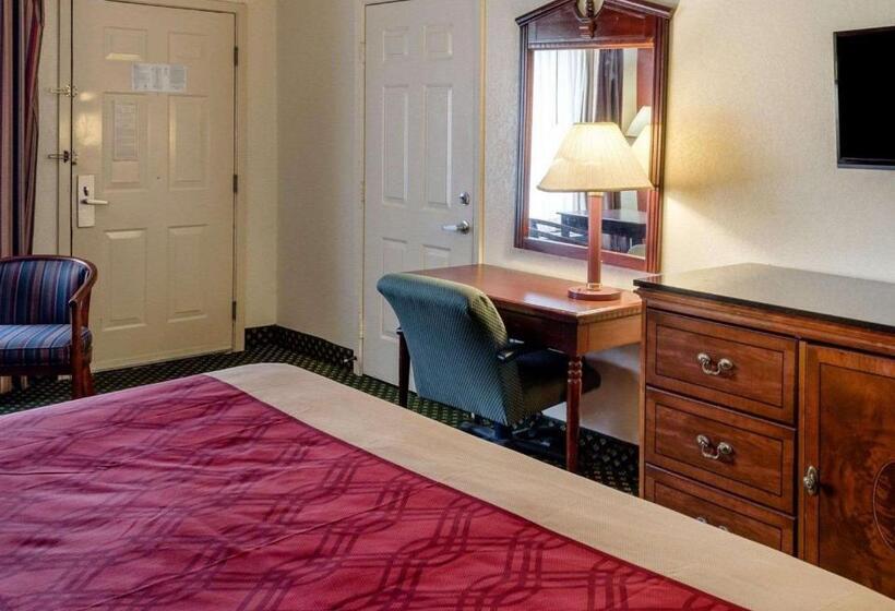 هتل Econo Lodge Inn & Suites