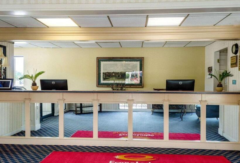 هتل Econo Lodge Inn & Suites