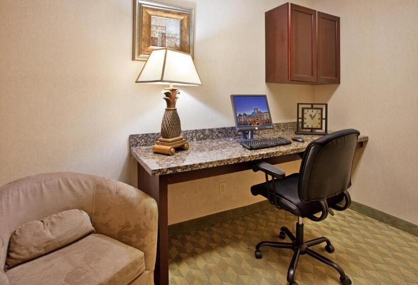 فندق Holiday Inn Express  & Suites Lansingleavenworth